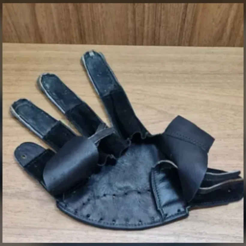 Luva de rebatida couro preto restaurada — palma
