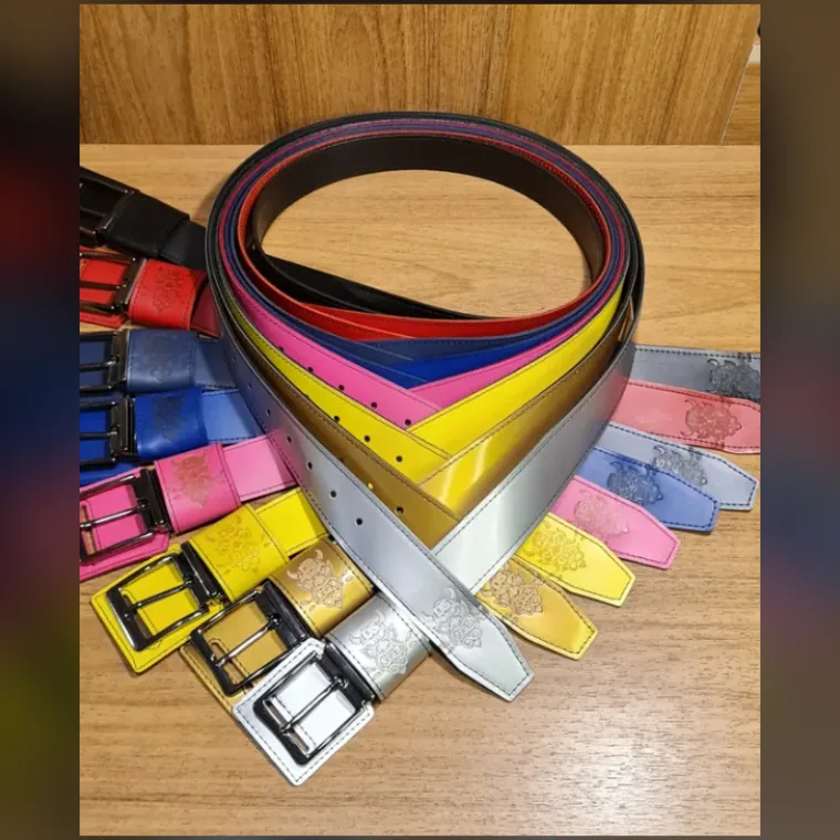 Cintos em várias cores