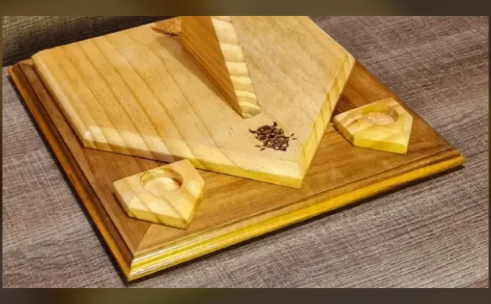 Base de madeira com berço para bolas